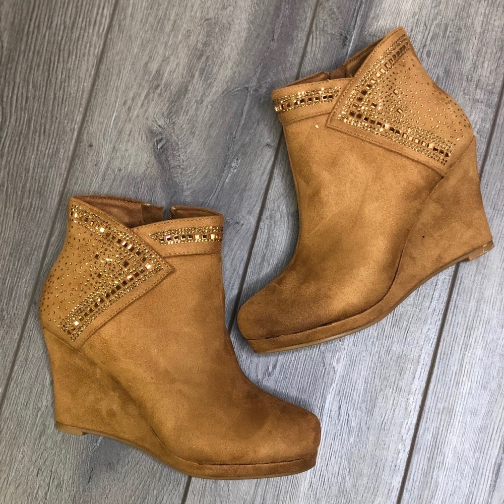 Detailed Wedge Bootie